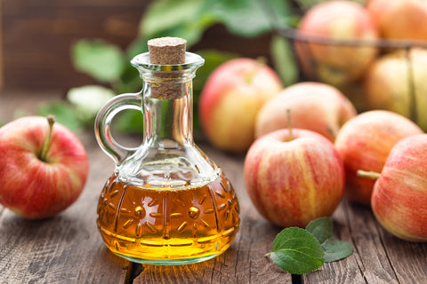 Nagelpilz bekämpfen: Flasche mit Apfelessig