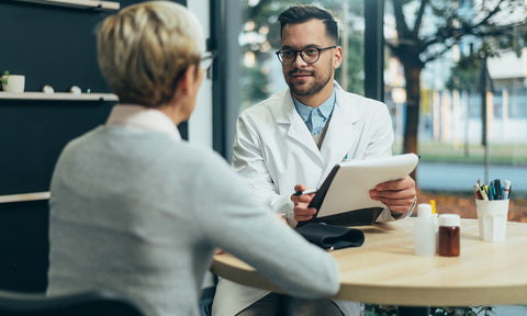 Patientin im Gespräch mit einem Arzt